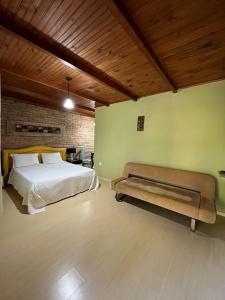 Estancia do CastelloPousada Lua e Sol的一间卧室设有一张床和绿色的墙壁