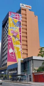 坎皮纳斯LEON PARK HOTEL e CONVENÇÕES - Melhor Custo Benefício的一面有大壁画的建筑