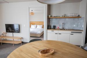 斯霍尔海滨田园酒店的一间带桌子的厨房和一间带床的卧室
