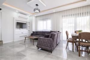 安塔利亚Secluded Villa with Private Pool in Antalya的客厅配有沙发和桌子
