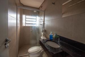 圣保罗Hostel Cambuci的浴室配有卫生间、盥洗盆和淋浴。