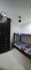弗兰德斯Condominio Balcones del country的一间卧室配有两张双层床和橱柜