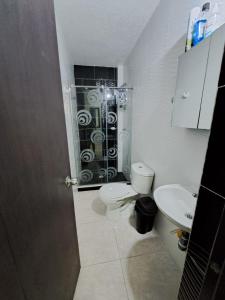 弗兰德斯Condominio Balcones del country的带淋浴、卫生间和盥洗盆的浴室