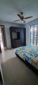 弗兰德斯Condominio Balcones del country的一间卧室配有一张床和吊扇