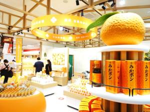 白滨風 - Family House KAZE -的书架上放着橙子的商店