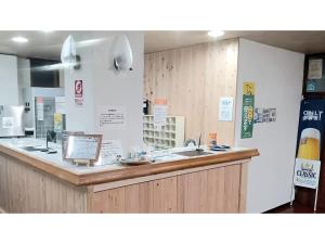 北见Onsen Hotel Tsutsujiso - Vacation STAY 03263v的存有现金登记册的商店的柜台