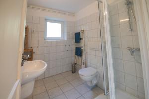 维谢格拉德Villa Harmónia Apartman的浴室配有卫生间、盥洗盆和淋浴。