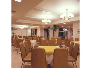 涩川市Ikaho Onsen Sanyo Hotel - Vacation STAY 26406v的一间会议室,配有桌椅和吊灯