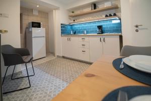 维谢格拉德Villa Harmónia Apartman的厨房配有冰箱和桌椅