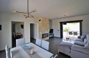 圣何塞德萨塔莱阿Casa moderna a 300 metros de la playa.的客厅配有沙发和桌子
