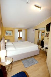 莫尔科泰阿尔巴特洛住宿加早餐旅馆的卧室配有一张白色大床