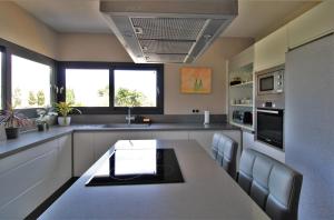 圣何塞德萨塔莱阿Casa moderna a 300 metros de la playa.的一个带桌椅的大厨房