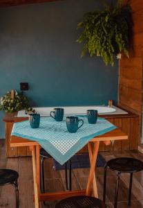 波梅罗迪Recanto do Vale的上面有四个蓝杯的桌子