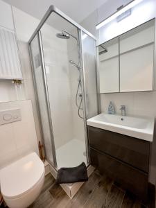 汉诺威Apartment für 3 Gäste mit kostenlosen Parkplätzen und Lift的带淋浴、卫生间和盥洗盆的浴室