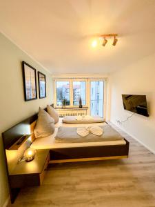 汉诺威Apartment für 3 Gäste mit kostenlosen Parkplätzen und Lift的一间卧室设有一张大床和一个窗户。