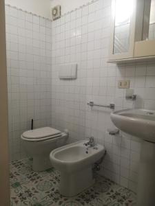 利帕里Al Limone的白色的浴室设有卫生间和水槽。