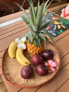 拉萨尔勒班KazaCoco Bungalow à 5 min à pieds du lagon的 ⁇ 萝和香蕉篮子水果