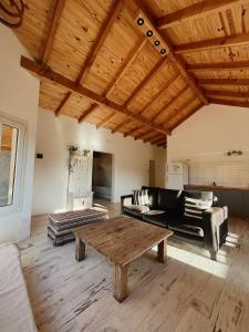 圣卡洛斯-德巴里洛切Casa de Campo La Chacra的客厅配有木桌和沙发