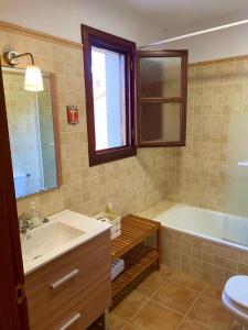 里瓦德塞利亚Casa Mojapies的一间带水槽、浴缸和卫生间的浴室