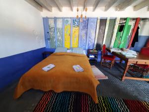 NéretNotrevillage La salamandre的一间卧室配有一张大床和一张桌子