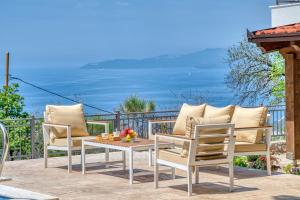 布德瓦Seaview Villa Lavanda with pool的海景庭院设有两把椅子和一张桌子