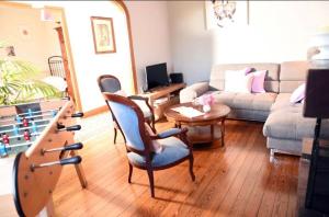 卢昂Gîte chez Madeleine的客厅配有沙发和桌椅