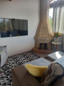 多明戈斯马丁斯Cantin da Mata的客厅设有壁炉和沙发。