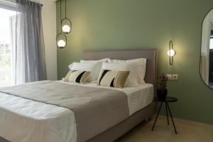 干尼亚Ros Solis Luxure House的一间卧室配有带白色床单和枕头的床。
