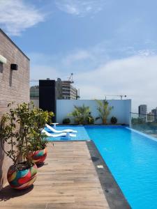 利马El Sol by Wynwood House的建筑物屋顶上的游泳池