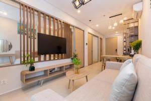 头顿The Sóng Apartment - Nhà Của Kim的带沙发和电视的客厅
