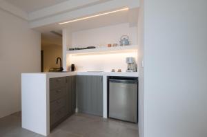 阿达玛斯Korfi de Milo的厨房配有白色的柜台和洗碗机。