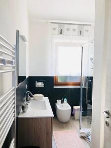 帕劳Blumarine的浴室配有白色水槽和卫生间。
