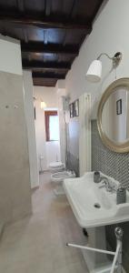 菲乌米奇诺la Dimora del Borgo的浴室设有2个水槽和1面镜子,以及2个卫生间