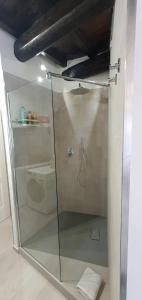 菲乌米奇诺la Dimora del Borgo的浴室里设有玻璃门淋浴