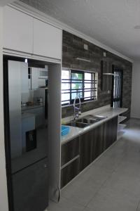 卢萨卡Blue Agave MH的厨房配有水槽和台面