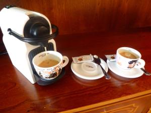 卡斯尔敦贝尔岛景楼住宿加早餐旅馆的咖啡壶和桌子上的两个杯子