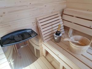 TaleaCiubar și Sauna SPA la Cabana de Vis Valea Prahovei的享有桑拿的内部景致,提供一瓶香槟