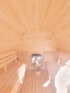 TaleaCiubar și Sauna SPA la Cabana de Vis Valea Prahovei的大型木制桑拿房,内设卫生间