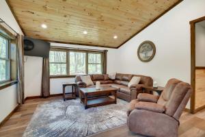 HatfieldVacation Rental Cabin Near Lake Arbutus!的客厅配有两张沙发和一台电视机