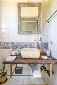 干尼亚Eliva house的一间带水槽和镜子的浴室