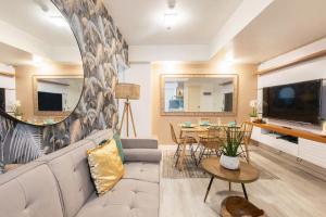 马尼拉Adam's Crib Apartment 2BR by Azure Residences Near Airport的客厅配有沙发和桌子