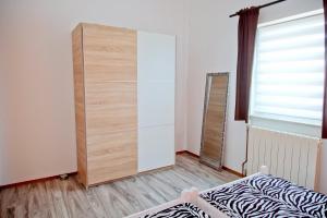 罗波里卡Radeki polje 50的一间卧室配有衣柜和一张床