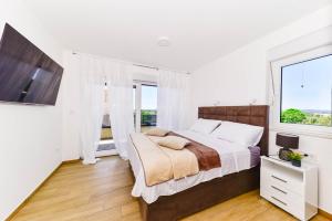 希贝尼克Villa Adriatic Sunrise的一间卧室设有一张床和一个大窗户