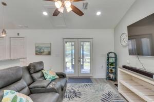 Oriole BeachGulf Breeze Home with Screened Porch Near Beach!的带沙发和吊扇的客厅