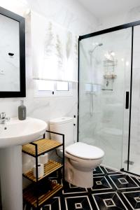 阿尔莫多瓦尔德尔里奥Lonja del Ribacillo, Casa Rural的浴室配有卫生间、盥洗盆和淋浴。
