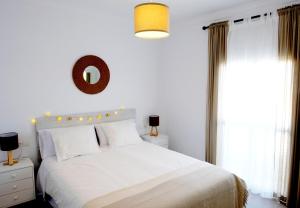 阿尔莫多瓦尔德尔里奥Lonja del Ribacillo, Casa Rural的卧室配有白色的床和镜子