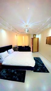 阿加迪尔Riad dar asalam的卧室配有一张白色的床和黑色地毯
