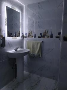 艾兹鲁White House的白色的浴室设有水槽和镜子
