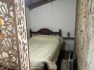 坦迪尔Casa de campo rústica的卧室配有一张床