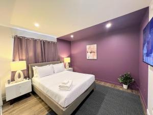 洛杉矶Hollywood Purple Habitat的紫色卧室,配有一张床和紫色的墙壁